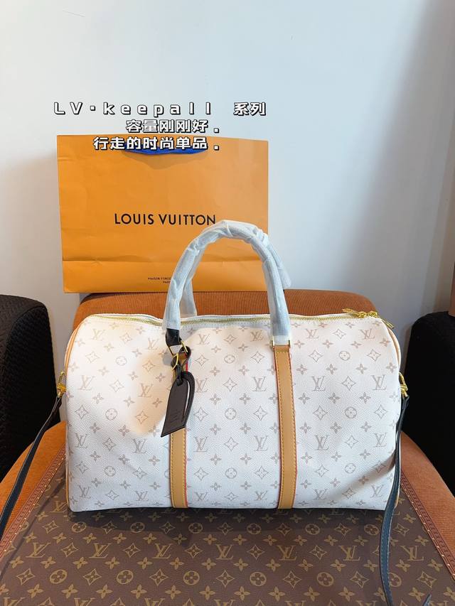 Lv 路易威登联名款keepall45斜跨包旅行包 一只帅气能装的旅行袋 时尚爆发款火热来袭 经典设计大气可观男女通用款 包包采用原版皮质 超级厚实 耐磨 耐用