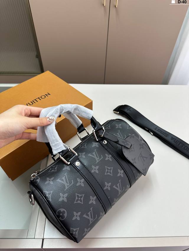 Lv Keepall Xs 新品枕头包 黑色牛皮 简直长在我的心头。 男女同款！！！！ 男盆友的新包 D-40 尺寸25.12.14 折叠盒