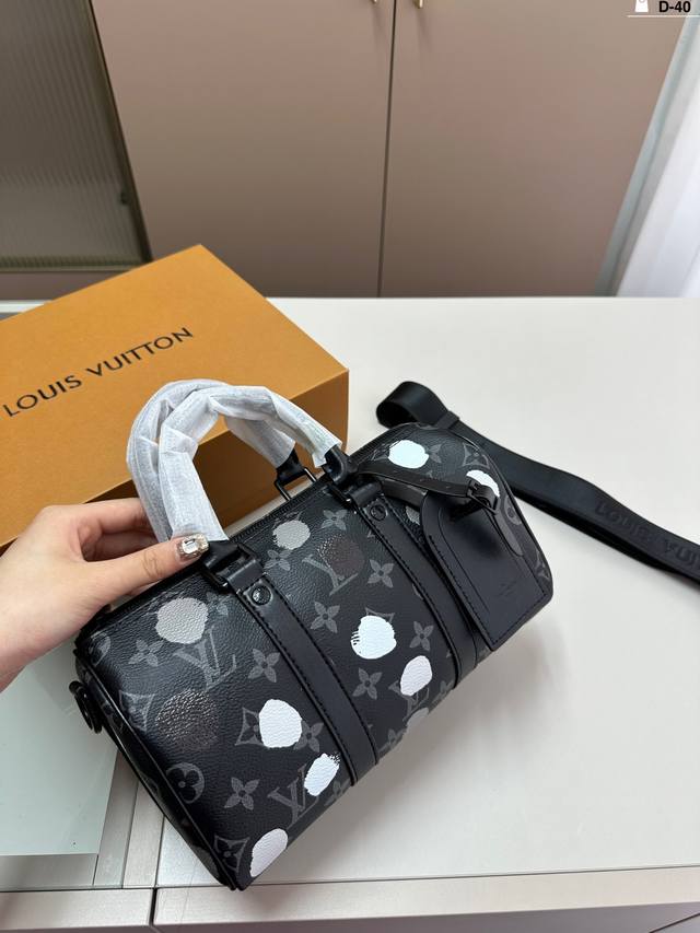 Lv Keepall Xs 新品枕头包 黑色牛皮 简直长在我的心头。 男女同款！！！！ 男盆友的新包 D-40 尺寸25.12.14 折叠盒