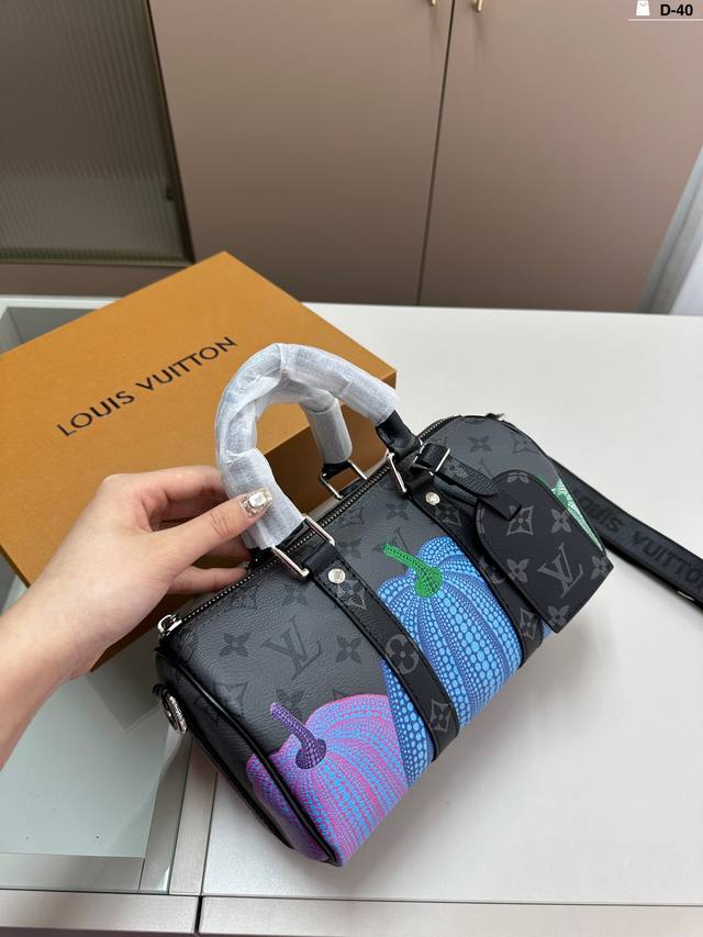 Lv Keepall Xs 新品枕头包 黑色牛皮 简直长在我的心头。 男女同款！！！！ 男盆友的新包 D-40 尺寸25.12.14 折叠盒