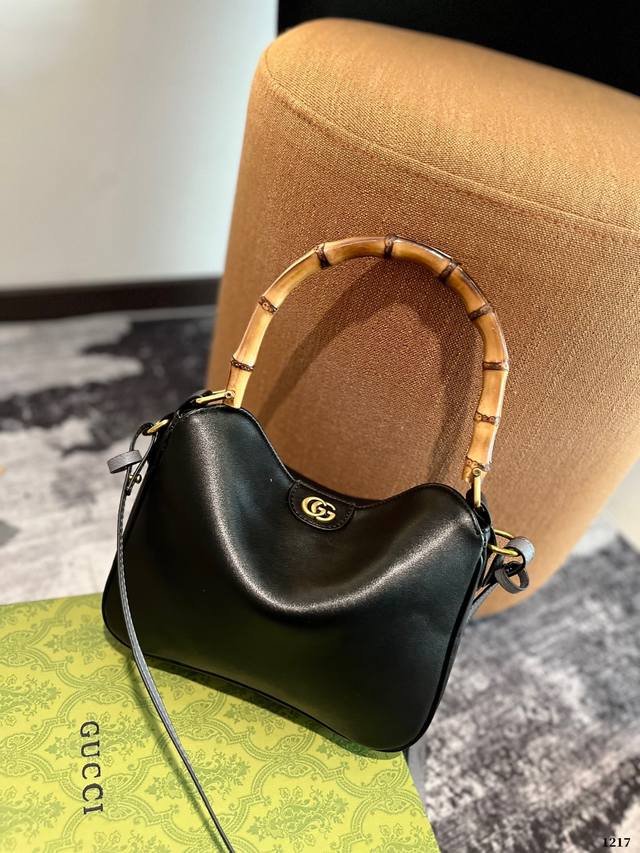 礼盒包装 Gucci Diana 轻巧又复古的竹节包 #Gucci #Davidjones #Sydney 新品来啦 Gg菜篮子 Diana 系列出了个”饭盒包