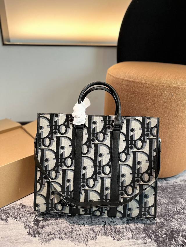 可以斜挎的tote,加分 有dior Oblique托特放大logo后的oblique真的太吸睛！大大的标识可可爱爱，尽显年轻活力！凹凸有致的老花刺绣帆布，无敌