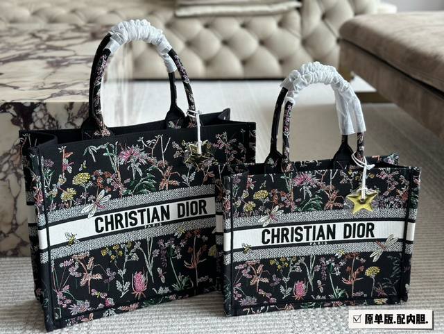 220 Dior 原版布提花 Dior Book Tote今年最喜欢的一款购物袋 Tote我用的次数最多的包，因为容量超级大，不管什么东西都向里面放，当然凹造型