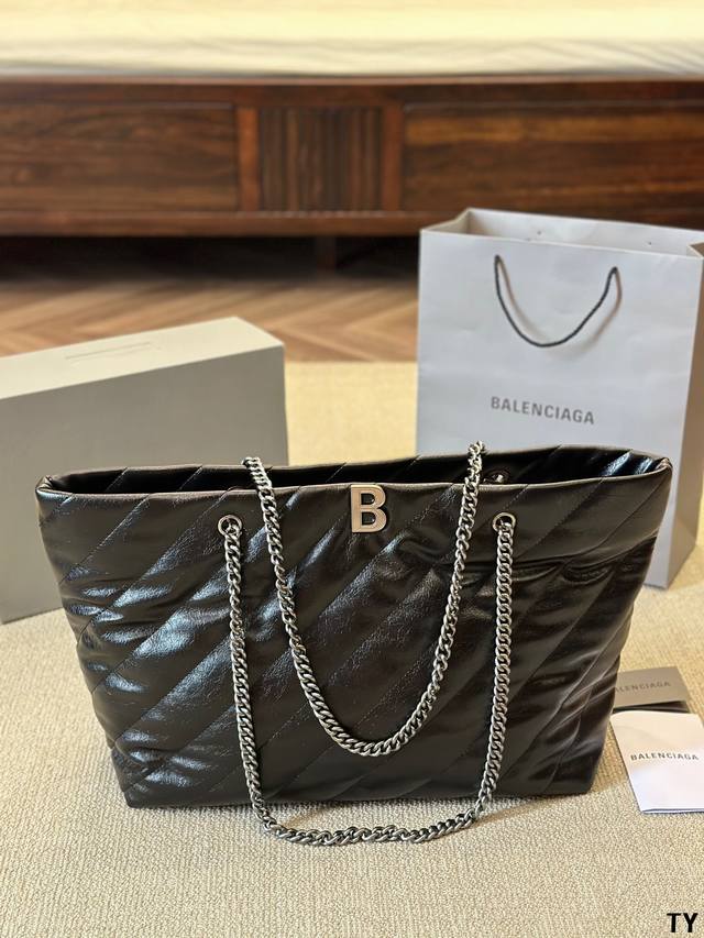 巴黎 世家机车包balenciaga Crush Tote 别看mini小小的，这包可是很能装的呢大纸巾、皮包、粉饼、口红、车钥匙i、充电宝统统都放的进 可以斜