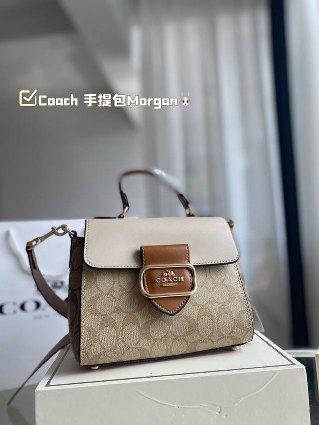 Coach 新品 手提包 Morgan 整个家族偏摩登复古的风格，有一种经典沉稳 大气的感觉又隐约个性的感觉～ 非常精致又高级质感，非常适合秋冬季节搭配风衣和大