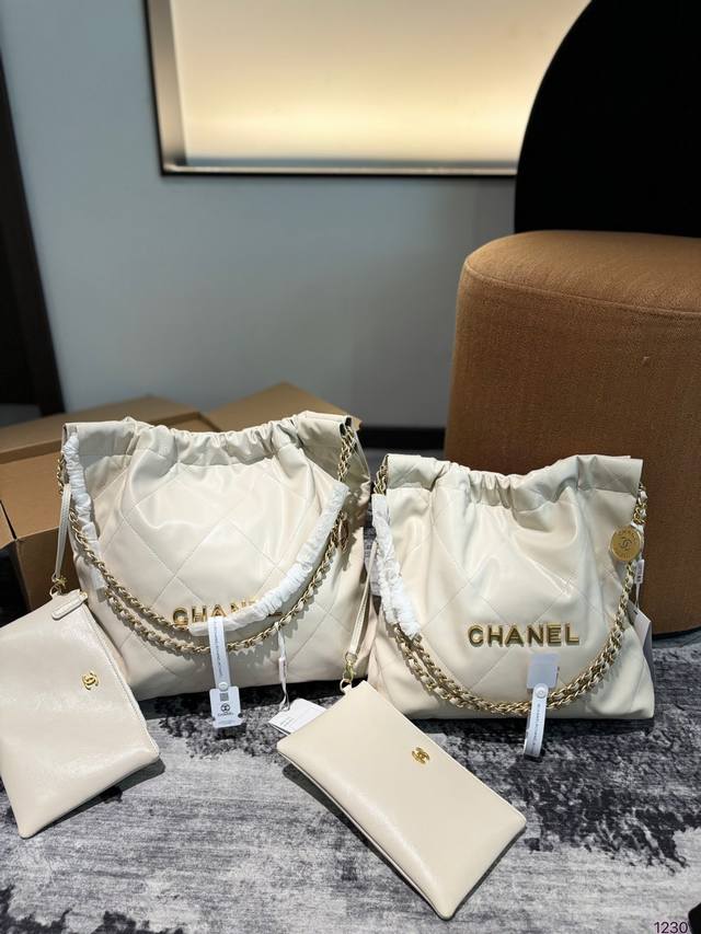 折叠盒飞机 Size：35 35Cm 30 29Cm Chanel 千呼万唤的22Bag 今年火遍全网的垃圾袋 不多说啦直接上现货 搜索 小香家 垃圾袋