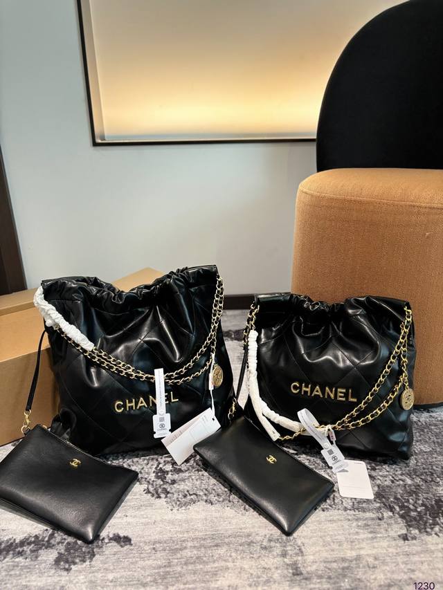 折叠盒飞机 Size：35 35Cm 30 29Cm Chanel 千呼万唤的22Bag 今年火遍全网的垃圾袋 不多说啦直接上现货 搜索 小香家 垃圾袋