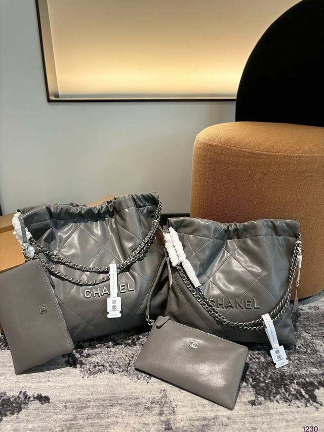 折叠盒飞机 Size：35 35Cm 30 29Cm Chanel 千呼万唤的22Bag 今年火遍全网的垃圾袋 不多说啦直接上现货 搜索 小香家 垃圾袋