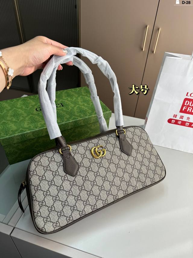 大 Gucci Marmont系列大号手提包 绗缝皮革和品牌经典字母交织造型配件已成为 Gg Marmont 系列的象征。 匠心打造，焕新融蕴小号双g元素。 绗