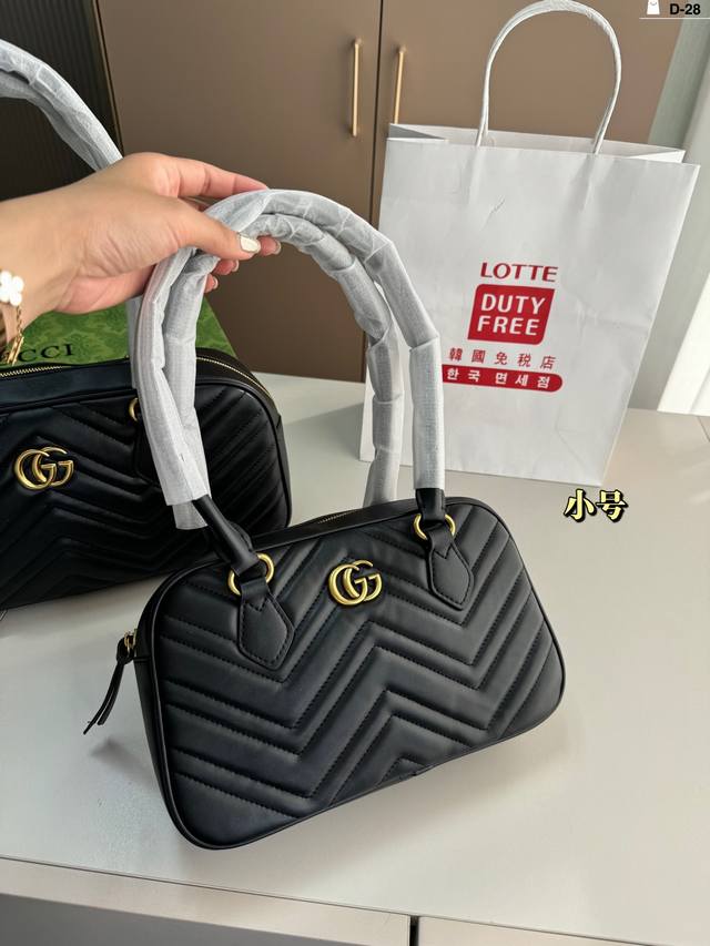 小 Gucci Marmont系列小号手提包 绗缝皮革和品牌经典字母交织造型配件已成为 Gg Marmont 系列的象征。 匠心打造，焕新融蕴小号双g元素。 绗