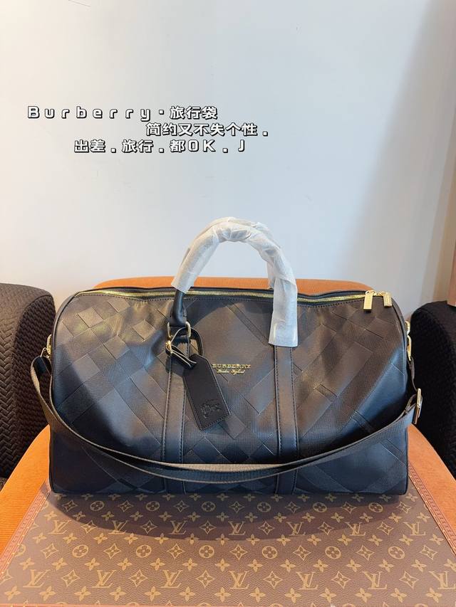 Burberry 巴宝莉格纹 旅行包 一只帅气能装的旅行袋 时尚爆发款火热来袭 经典设计大气可观男女通用款 包包采用原版皮质 超级厚实 耐磨 耐用原版logo五