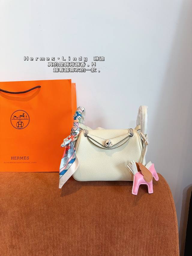 纯皮 配礼盒 Hermes 爱马仕琳迪枕头包 牛皮材质如果出门仅可以带一个包包，那必然是爱马仕枕头包奢侈品中的经典之作，包身日本zp 五金及印刻国内组装！媲美专