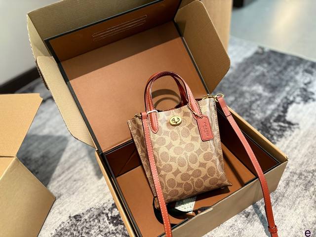 Coach 新款 Willow16 真的俏皮又实用 别再托特琴谱了 Willow16真的洋气100分 放松舒适的“享受式”氛围 既怀旧又彰显个性的美式复古风格