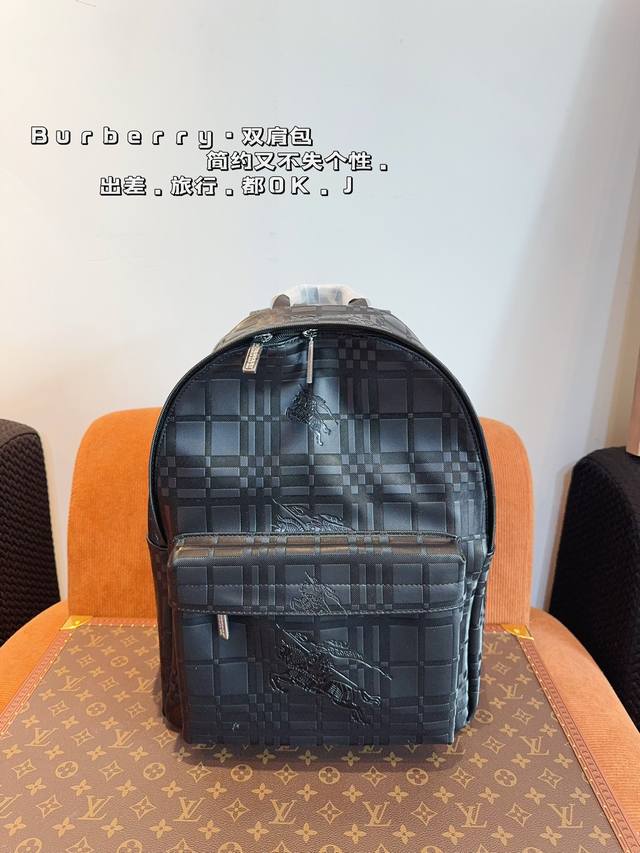 巴宝莉burberry 双肩包 超高辨识度的巴宝莉 品牌logo的装饰瞬间提升逼格，特别吸睛。 肩带的设计很舒服，宽度刚刚好，包包的容量也挺大的，足够你放下随身