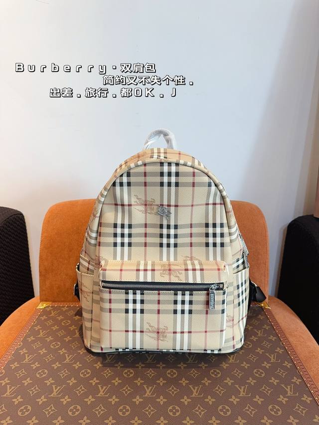 巴宝莉burberry 双肩包 超高辨识度的巴宝莉 品牌logo的装饰瞬间提升逼格，特别吸睛。 肩带的设计很舒服，宽度刚刚好，包包的容量也挺大的，足够你放下随身