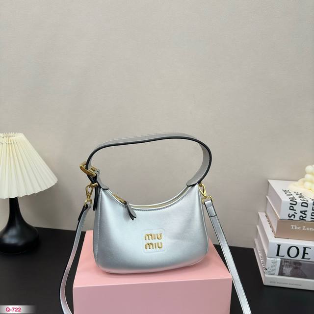 配礼盒 Size: 22*13Cm 缪缪miumiu这新包， 23新款hobo，太好搭配了！ 能拎、能挽、能肩背 有肩带 ， 可咸、可甜、可ac Alcohol