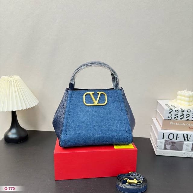 折叠礼盒 华伦天奴valentino女士 Valentino 秀款 Black Tie Valentino Letter Bag 来自valentino 的托特