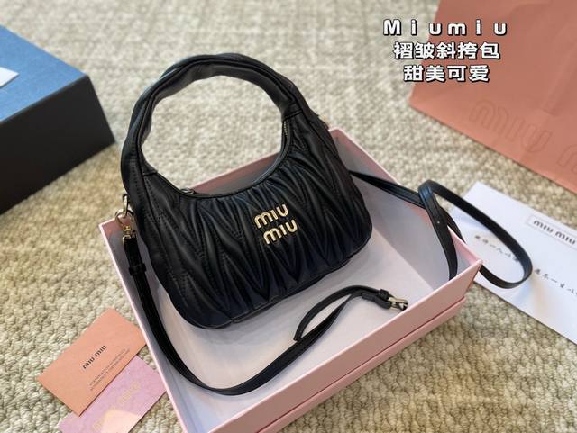 4色 配盒 Miumiu谬谬斜挎包 斜挎 肩背都好看 手感很好 满足任何造型 尺寸 20 11