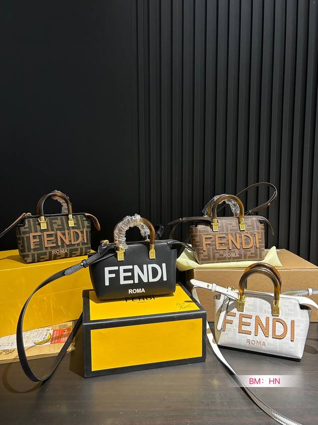 配折叠盒 芬迪fendi Peekaboo 枕头 傲造型还是不错的 大气低调奢华 手提单肩！ 尺寸：18*12