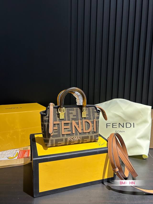 配折叠盒 芬迪fendi Peekaboo 枕头 傲造型还是不错的 大气低调奢华 手提单肩！ 尺寸：18*12