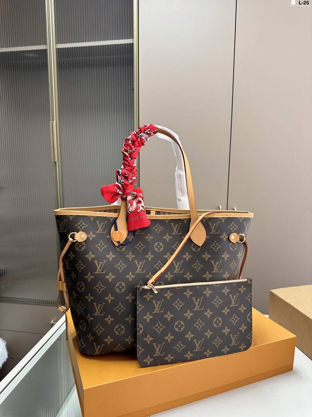 Lv Neverfull 经典入门款购物袋！ 骨灰级产物！经典到无可复制！ 最最最经典畅销颜色！ 有质感！有味道！ 大家拿到后可以感受下！ L-25 尺寸32.