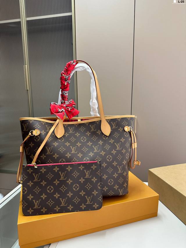 Lv Neverfull 经典入门款购物袋！ 骨灰级产物！经典到无可复制！ 最最最经典畅销颜色！ 有质感！有味道！ 大家拿到后可以感受下！ L-25 尺寸32.