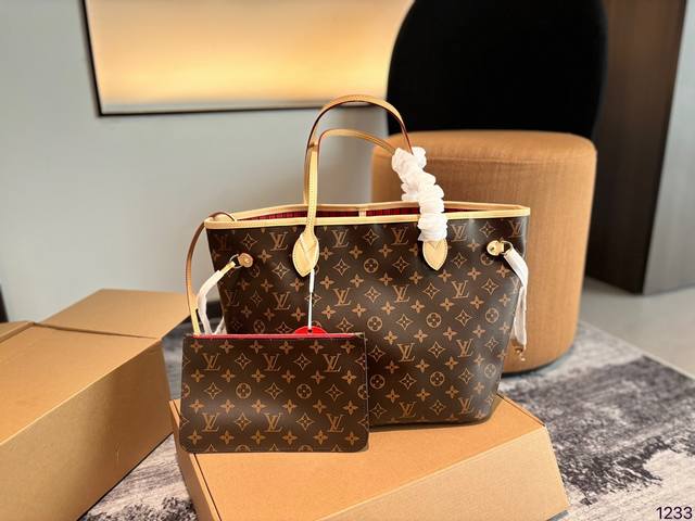 Lv Neverfull购物袋 N41605Lv 家的经典王牌，超大容量的设计作为妈咪包和ol通勤都是妥妥 滴,出镜率 最高的包款。条纹内衬完全不单调沉闷，设计