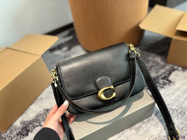 Coach 温柔的腋下包配色 Soft Tabby包~ Coach蔻驰新品~春日单品 温柔色系soft Tabby 斜挎腋下包； 容量太合适了 日常出行 通勤都