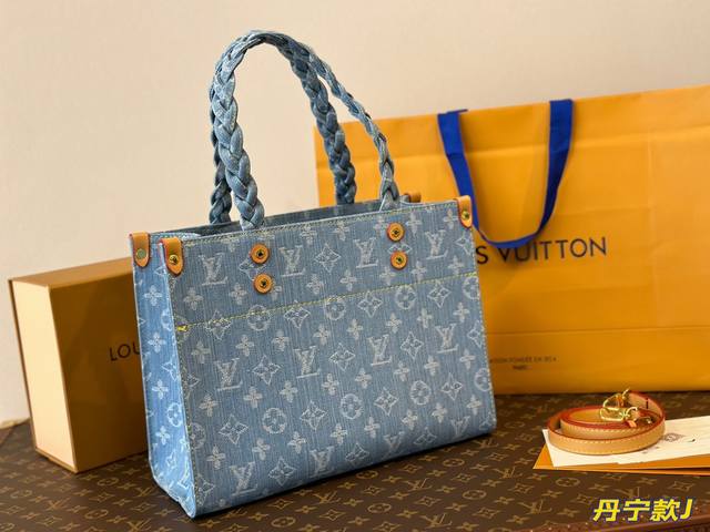 Lv Onthego 新款丛林包 Onthego绝对是通勤工具包必备单品之一轻盈容量大百搭最最关键不娇气小号的尺寸刚刚好也不像老花的容易撞款 尺寸30Cm