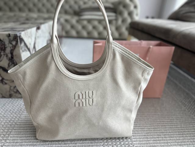 Size：37 30Cm Miumiu新款托特tote 今年的风刮的太猛了 老多爆款了！ 这款的版型也太好看了吧！ Miumiu 这一季不管是单肩包还是托特包都