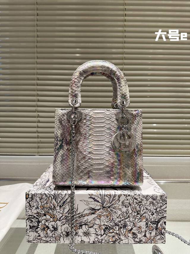 牛皮版本 160 配折叠礼盒 尺寸：Size: 20Cm 17Cm 高品版.升级出货 Dior 戴妃 更加加分！