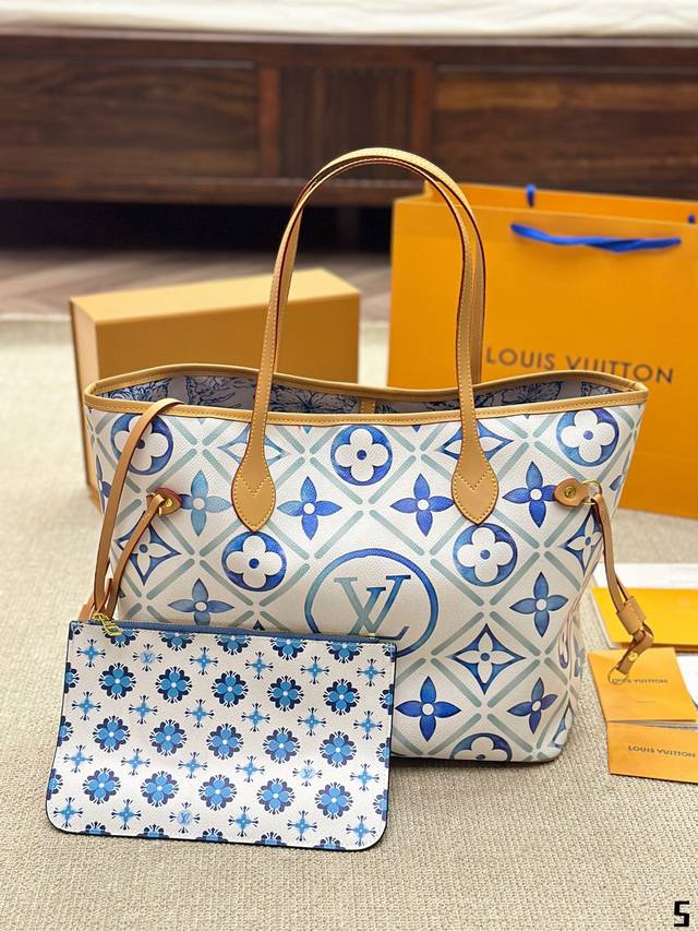 涂鸦 Lv 牛皮 L家 Neverfull 中号购物袋！入门级的款式哦！绝对的终身款！此物经典不言而喻！街拍和实用都是非常nb的选择！大家拿到后可以感受下，皮质