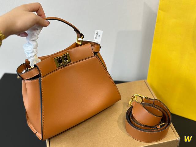 折叠盒 Fendi Peekaboo Iconic Mini一直很种草fendi的这款“小猫包”简约时髦！我入手了黑色，更加百搭，各种场合都能背皮质超级柔软 手