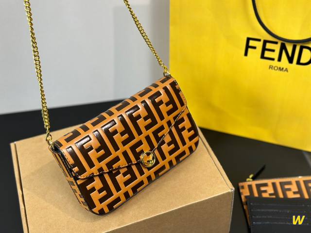 配盒 Size：22*11Cm F家 Fendi 三件套！ 它的优点 便宜，好看，耐操，体积小，容量大。 还可以放到其他包包里，又不占地方，