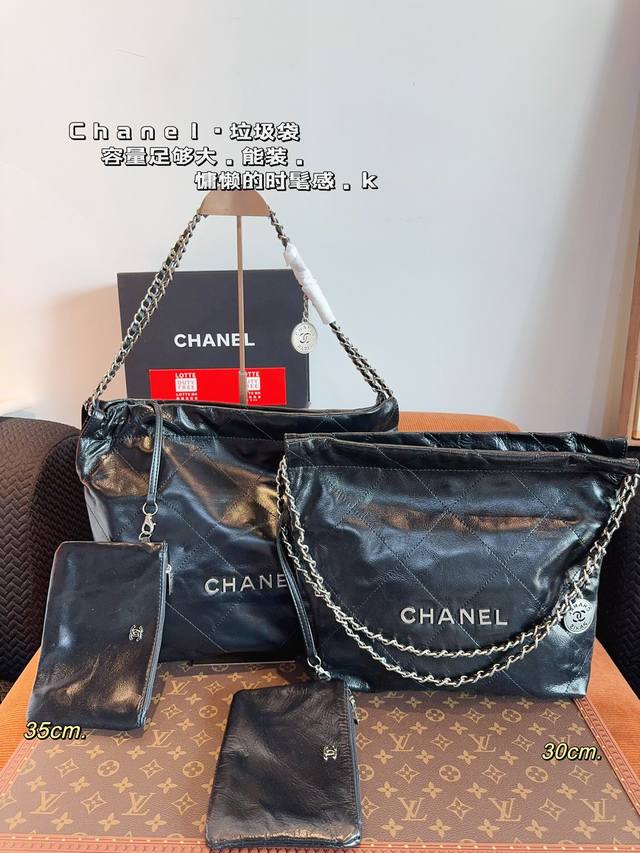 纯皮 配礼盒 香奈儿chanel 24Bag垃圾袋 又随性又优雅 更简约低调 卫衣马丁靴还是优雅痞痞小公主 它都能驾驭 四季都可以搭配各种风格～ 很容易背出慵懒