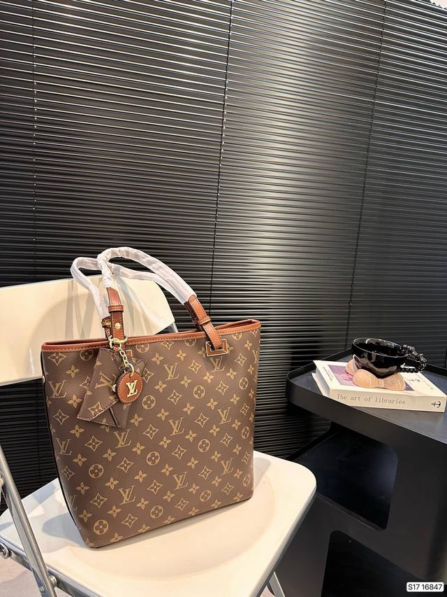 Lv 托特包tote 质感爆棚的美 上身真的太太太有质感啦 日常逛街不要太吸晴 尺寸 28 29 货号16847改版