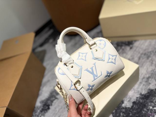 折叠盒 Size：20*14Cm L家 Ss23 Speedy 20 一起感受大象灰的快乐~ 拎一个小包包真的爱了爱了~ 大象灰很高级哦！ 搜索：Lv Nano