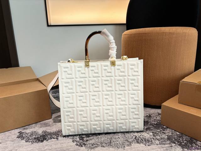 全新 Size Shine Tote Fendi Tote 托特包“阳光手提袋” 简单宇母logo 设计，琥珀色双手柄是整个包包最大焦点，单拧着就很有气场，也不