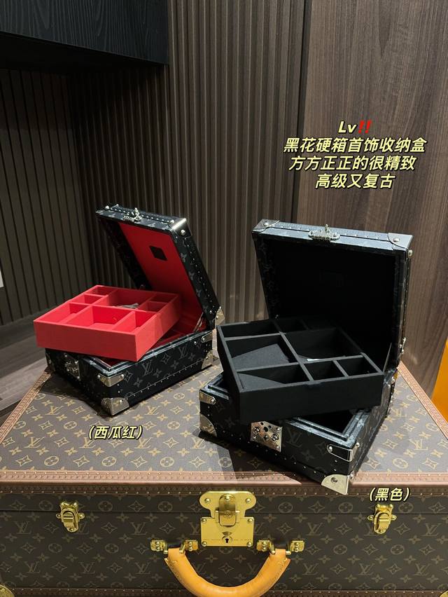 折叠盒尺寸22.22 Lv 黑花硬箱首饰收纳盒 可分层分类存放戒指、项链、手链、耳环与手镯。 配有小村垫，确保珠宝存放妥善舒适。尺寸优雅、设计实用、安全牢靠，是