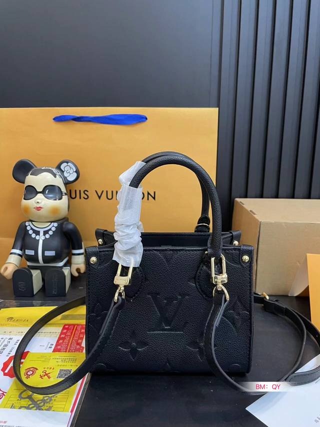 配折叠礼盒 Lv 丛林 Onthego手袋释放monogram Empreinte压纹皮革的娴雅意味，可为当季造型注入盎然春意。充裕容量满足都市出行或商务所需，