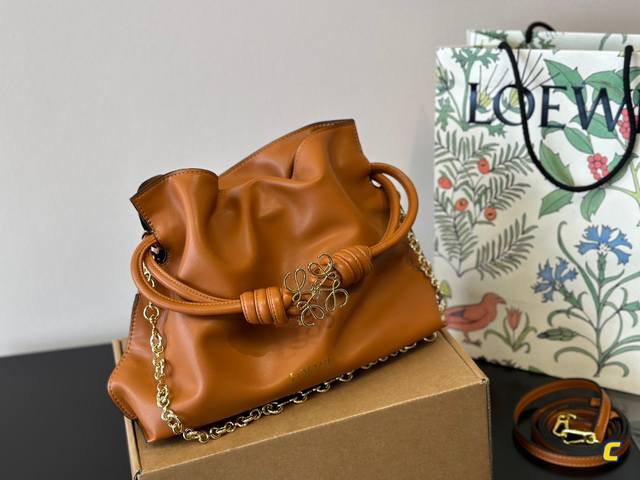 配盒 Loewe 迷你羊皮 Purse 福袋 Loewe 兴 迷你柔软纳帕羊皮革 Flamenco Purse 福袋 采用褶皱设计，侧面搭配标志性绳结等关键细节