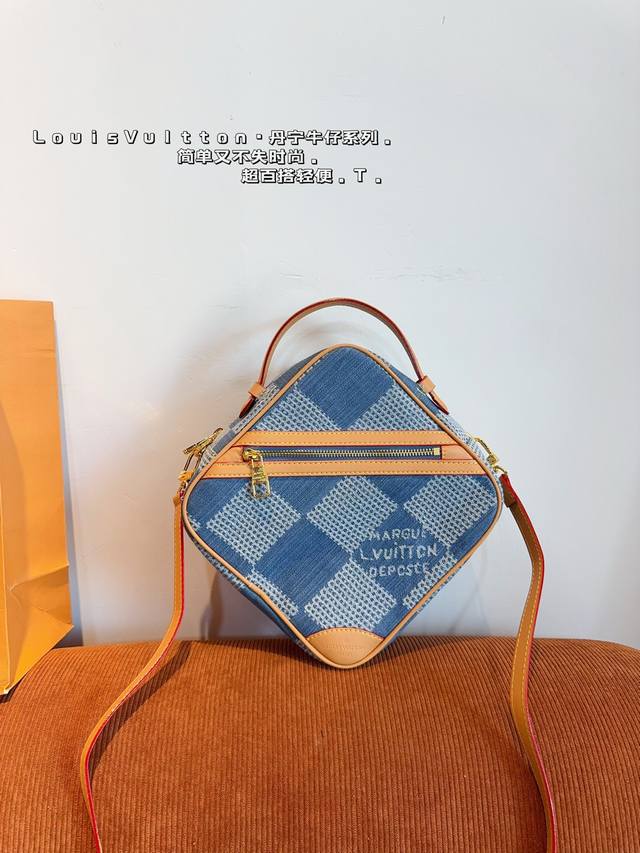 Lv 走秀款骰子包 也可叫做 方块包 New Square Bag 此款 可拎 可挎容量大 不得不说盒子包真的是lv 最有创意之作 尺寸：20*8*20Cm