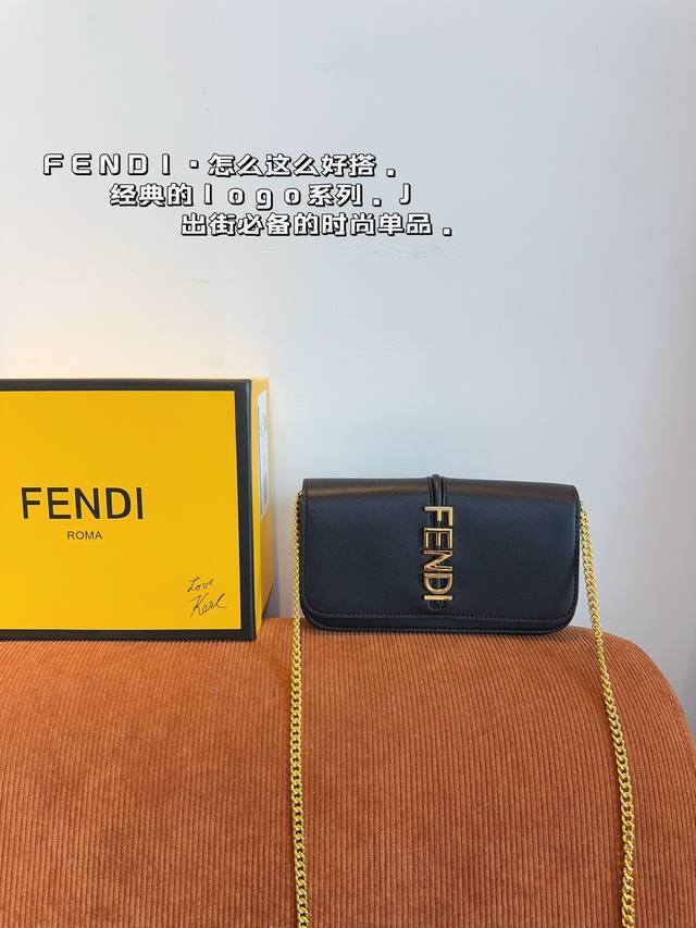 配礼盒 Fendi 秀款 二合一. 芬迪专柜新款三合一包 可手拿可斜挎！专柜同步更新！明星同款限量版！超级有范儿！任意出入专柜毫无压力！外出首选 尺寸：22*5