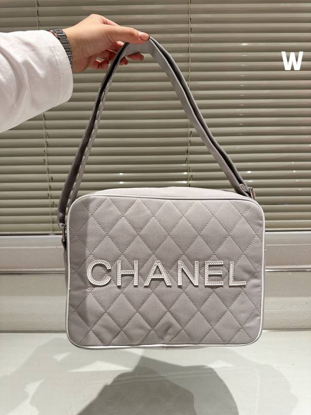 Chanel中古健身运动包 香奈儿 Chanel 24Ss 新款相机包 Camera Bag 可斜挎 空间能满足日常容量 尺寸30 24Cm