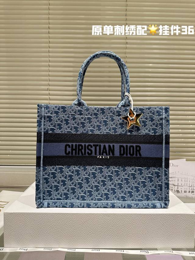 3D浮雕原版布 Dior 原版布提花 Dior Book Tote今年最喜欢的一款购物袋 Tote我用的次数最多的包，因为容量超级大，不管什么东西都向里面放，当