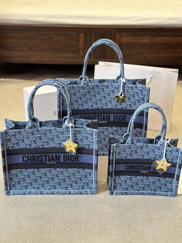 3D浮雕原版布 Dior 原版布提花 Dior Book Tote今年最喜欢的一款购物袋 Tote我用的次数最多的包，因为容量超级大，不管什么东西都向里面放，当