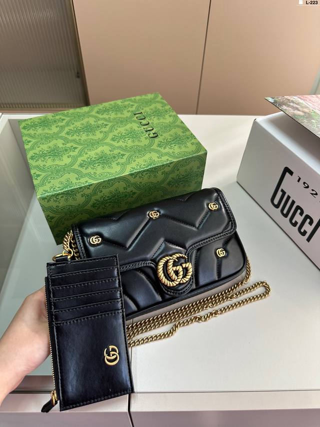 Gucci酷奇marmont徽章链条包 这款gg Marmont 系列迷你肩背包 小巧双g铆钉更添亮眼点缀 为魅力新季揭开序幕 黑色v型绗缝 小巧双g铆钉双g