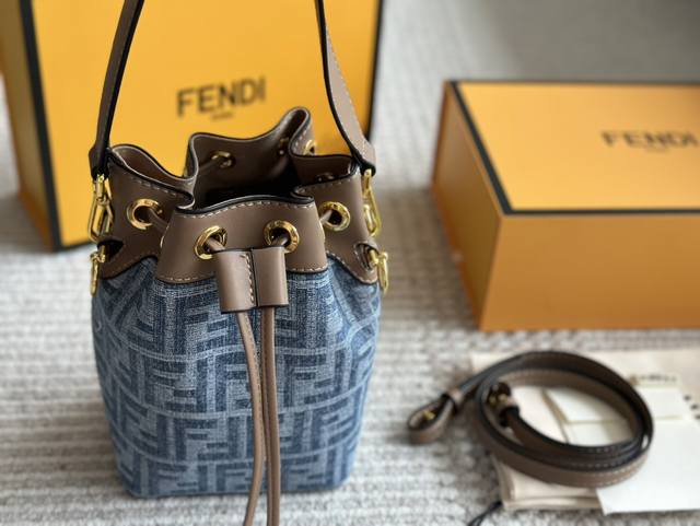 配盒 Size：21 14 Cm Fendi 水桶包 高品质 原版细节五金 配置长肩带！ 发财桶出新配色啦~好美呀 容量颜值都很在线的！