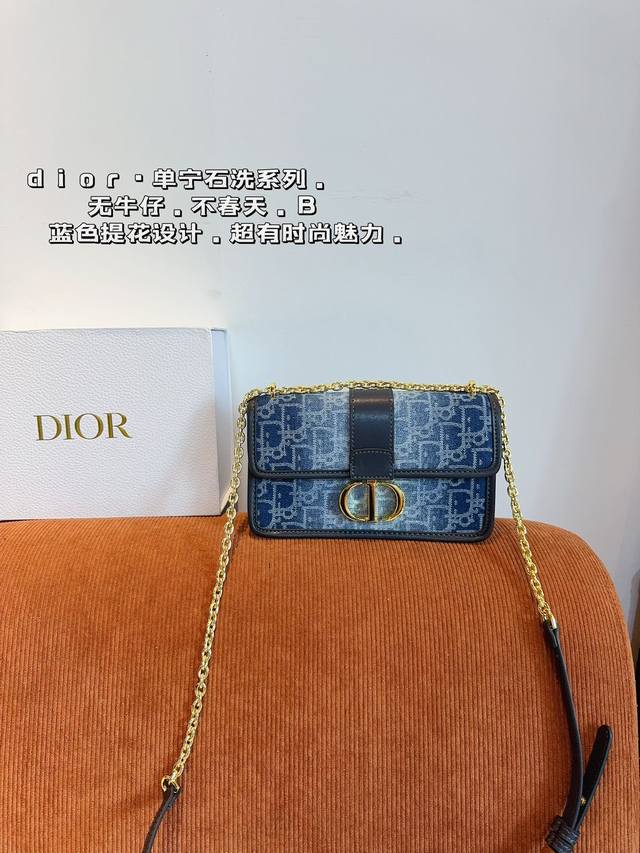 配礼盒. Dior Camp新款蒙田包 采用专柜御用原双版面绣花老料 迪奥的oblique复印古花图案早在上世纪六十年代在就巴黎时装周里掀热起潮 不同的如是今大