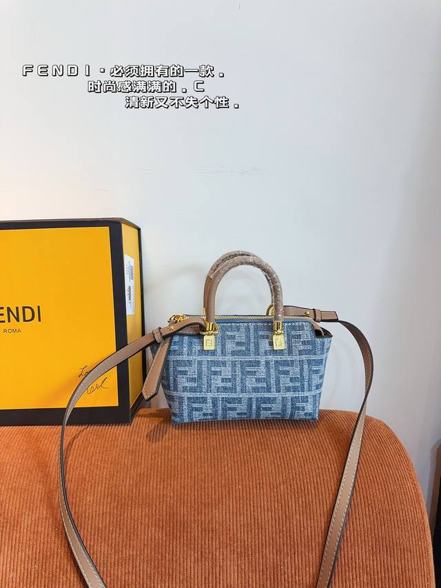 配礼盒 Fendi 芬迪 手柄饺子包 新款by The Way 迷你手提拉链波士顿 单肩斜挎枕头包 尺寸：18*8*13Cm